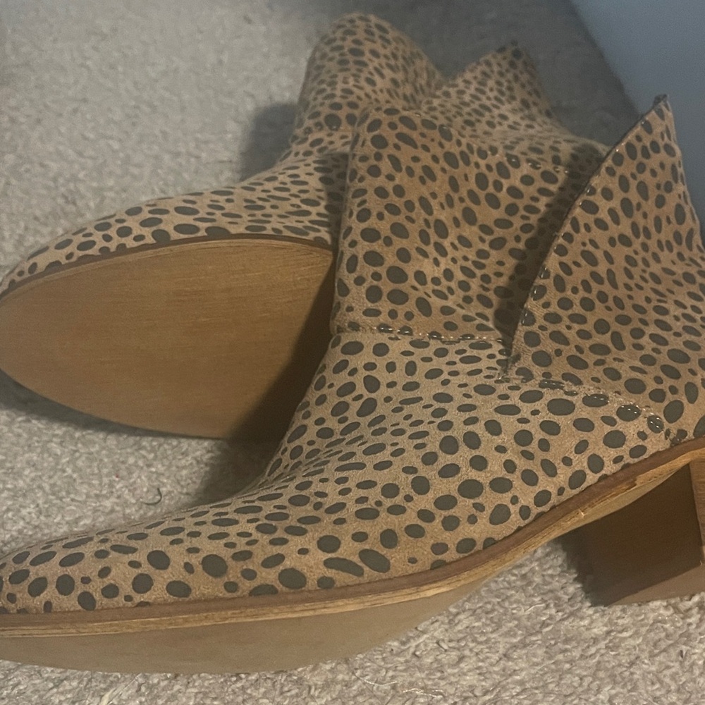 Stylish Tan Leopard Print Ankle Booties - Picture 4 of 7